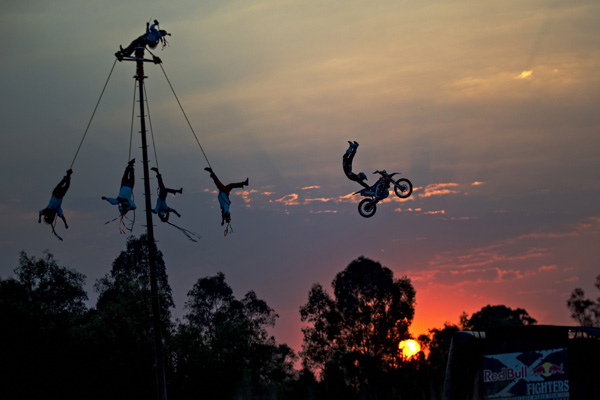 Les Red Bull X-Fighters vs les Voladores mexicains