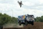 Le premier backflip en motocross au-dessus dun camion en saut