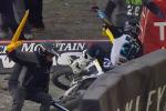 SX AMA, Martin Davalos sort de la piste et percute un Flag Men