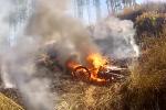 La moto d'un enduriste prend feu et part en fume