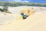 Tyler Bereman en freeride dans les dunes 