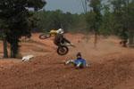 Crash motocross lors d'une mauvaise rception de saut