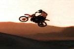 Freeride motocross dans le desert en survolant les dunes
