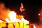 Vido - Robbie Maddison ralise un backflip au dessus des flammes