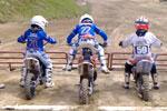 Vid�o comique avec l'excitation d'un enfant sur la grille de d�part d'un motocross