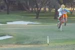 Une quipe de crossman ride un terrain de golf