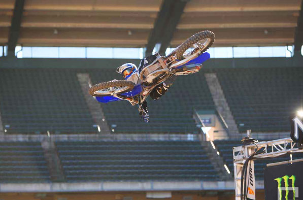 Saut de Josh Grant au supercross d'Anaheim 2 2009