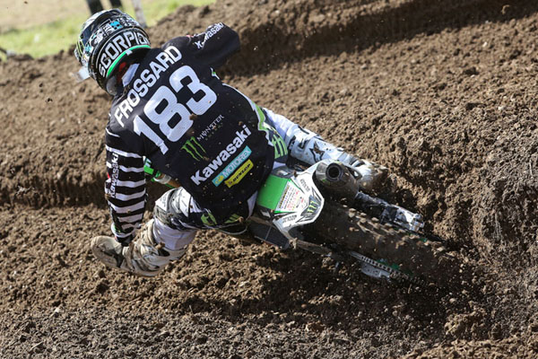 Steven Frossard monte sur la seconde marche du podium en première manche du GP motocross MXGP Matterley Basin 2014