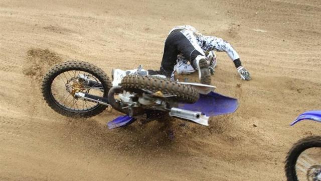 Les chutes sont fréquentes en motocross Les chutes sont fréquentes en motocross