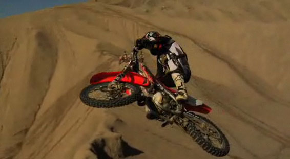 freeride motocross dans le désert lunaire