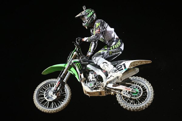 Gautier Paulin à l'action sur sa Kawasaki 450cc lors du GP du Qatar 2014
