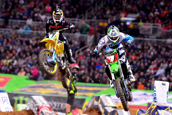 James Stewart contre Ryan Villopoto lors du supercross ama 450cc St Louis 2014