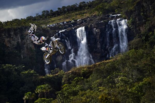 Robbie Maddison FMX chutes Corumba