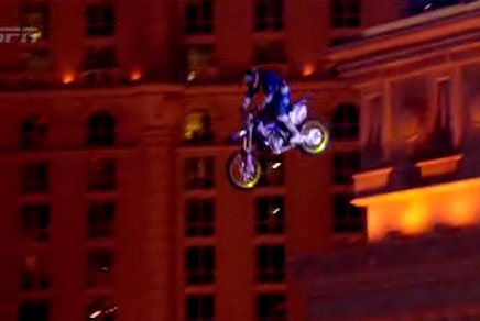 Robbie Maddison lors de son record de saut sur l'arc de Triomphe