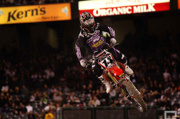Saut de Kevin Windham au Supercross Anaheim 2 2009