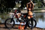 Pin-Up motocross avec l'excentrique Summer et sa KTM