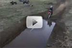 Jesse James du Monster Garage s'essaie au motocross