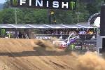 Alexander Tonkov se sort juste avant le drapeau  damier au GP MX2 Italie 2013