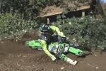 Il prend un maximum d'angle sur sa KLX140 prpare