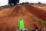 Carter Halpain sur son 85cc enchaine le terrain MX de James Stewart à toute vitesse