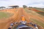 Challen Tennant  fond avec sa KTM125 SX sur le terrain de James Stewart