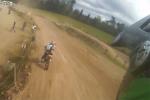 Il atterrit sur la tte d'un pilote avec sa KTM EXC