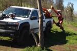 Il se loupe et envoie valser son KTM dans le pickup