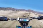 Il dcouvre trop tard une moto sur la piste