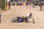 Vidéo de la belle chute en moto d'Elodie Gossuin au Dakar 2011