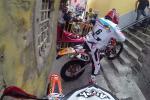Un duel d'enduro dans la ville 