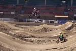 Gannon Lawson au guidon de son 50cc réalise un big jump