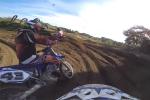Grosse bagarre dans le sable entre 125cc 2 temps