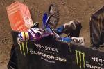 Hayden Mellross se crashe et atterrit violemment dans les barrires