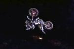 Vidéo du Front Flip de 26 mètres de long de Jacko Lands