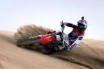 Josh Cachia ne va jamais  la plage sans sa motocross