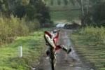 Josh Sheehan et la petite moto dans la prairie