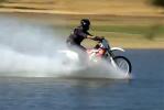L'quipe de mythBusters s'est lance le dfi de traverser un lac avec une motocross