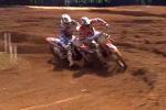 Jake Nicholls vient au contact avec Jordi Tixier pour le doubler lors du GP MX2 Portugal 2013
