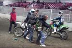 Aprs un accrochage sur la piste, les supporters deviennent fous