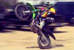 Une comptition de wheeling motocross