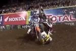 Justin Barcia se fait rouler dessus au SX d'Anaheim 2 2013