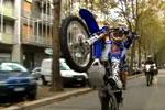 Antonio Cairoli dans les rues de Milan avec ses fans