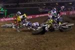 Le crash de Chad Reed, James Stewart et Justin Barcia lors du Sx d'Oakland 2013