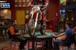 Gavin Godfrey avec sa motocross dans un hotel casino 