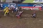 La chute de Chad Reed dès le départ de la finale du SX de Seattle 2013