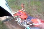 Un pilote encastre ses parties gnitales sur le rservoir de sa KTM