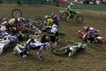 Gros crash - Empilement de pilotes lors du dpart du GP motocross MX2 Italie 2012 