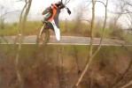 Un pilote senvole avec sa KTM 