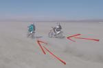 2 pilotes se percutent à pleine vitesse sur le lac salé d'El Mirage