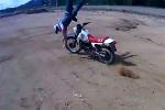 Un pilote se fait jecter par sa moto